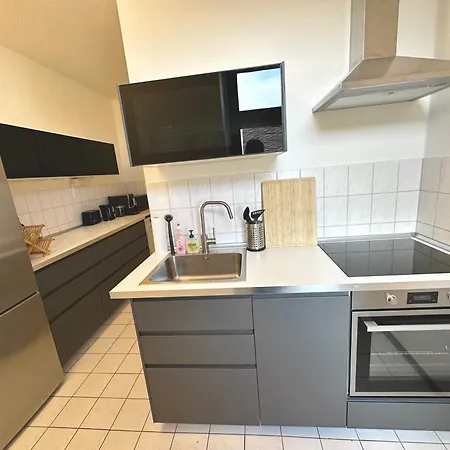 6-raum-wohnung, 800m Zum Zentrum Und 300 M Zum Hauptbahnhof * Chemnitz